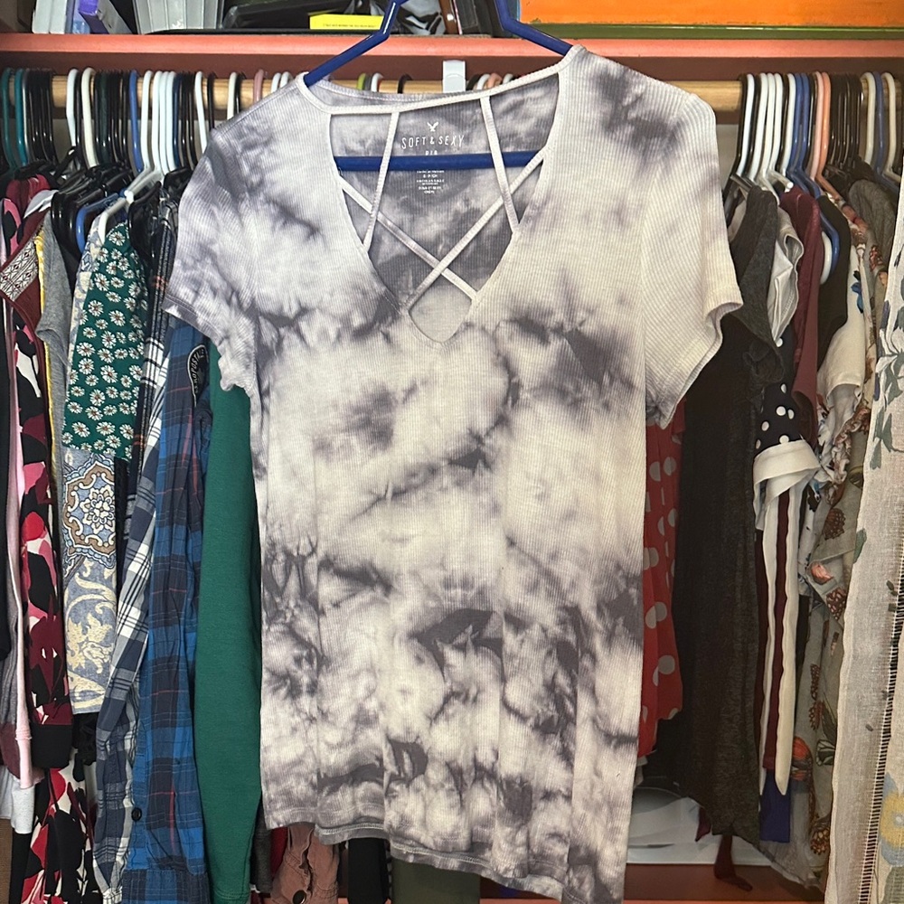 Softlyse Women's Gray Tie-Dye Crisscross V-Neck Short Sleeve Tee